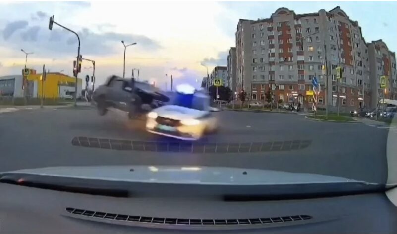 【恐怖動画】パトカーと一般車が正面衝突、その後警官は。。。