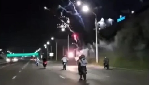 【高速道路で花火！？】バイクに乗りながら花火を打ち上げて滑走する若者www