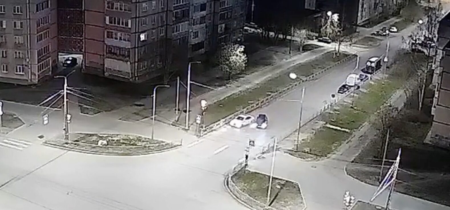 【世界一早い取締り】停車中のパトカーに突っ込んで、そのまま検挙されたwwww