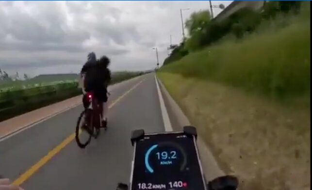 【よそ見は禁物】ちょっと後ろを向いた自転車が前からくる自転車と正面衝突