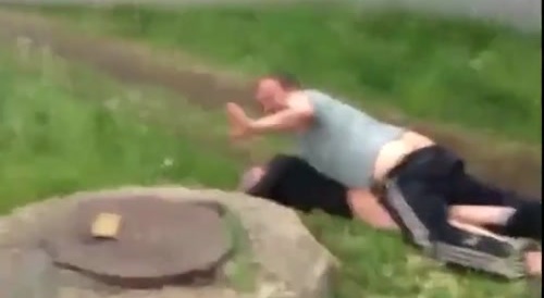 【動画あり】酔っ払った愚か者が酔っ払った友人を乾いたセックスで殴ろうとする