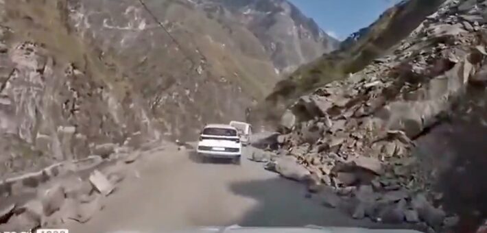 【間一髪すぎる！？】崖の上を走っていた車の上から巨大な岩が落下してきて死にかけた