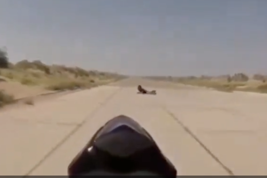 【マヌケな事故】好奇心でバイクの上に立ってみたらバランス崩れておっこちた