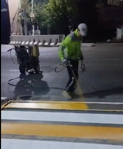 【横断歩道の整備中に事件が】猛スピードで走ってきた車とペンキが大クラッシュ