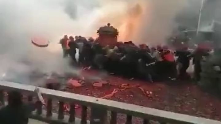 【中国の結婚式】祝福の爆竹で行列が戦場に